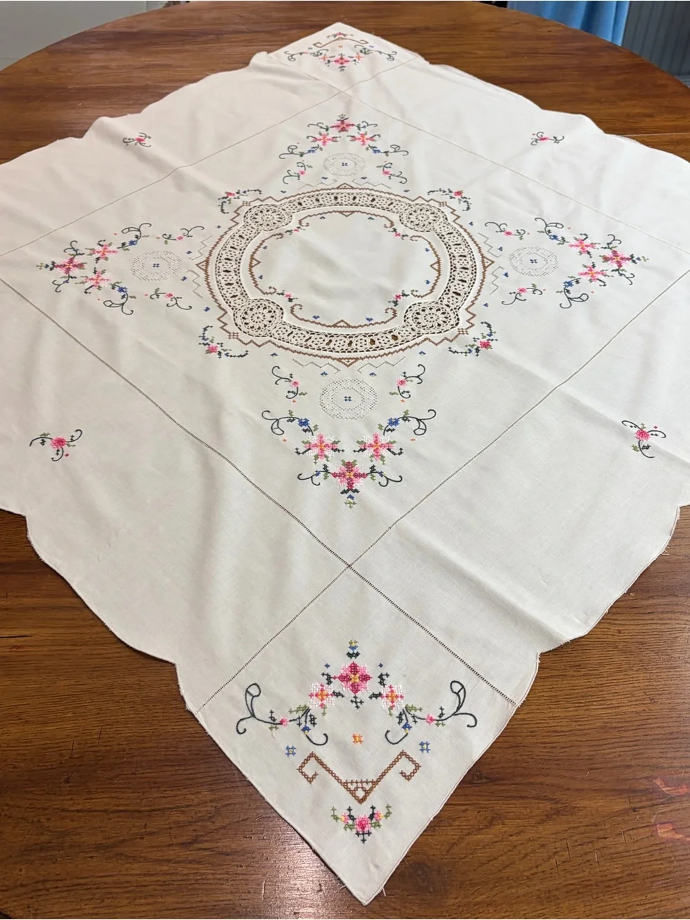 Vintage Hand Embroidered Floral Tablecloth Crochet Lace Linen 41” Square